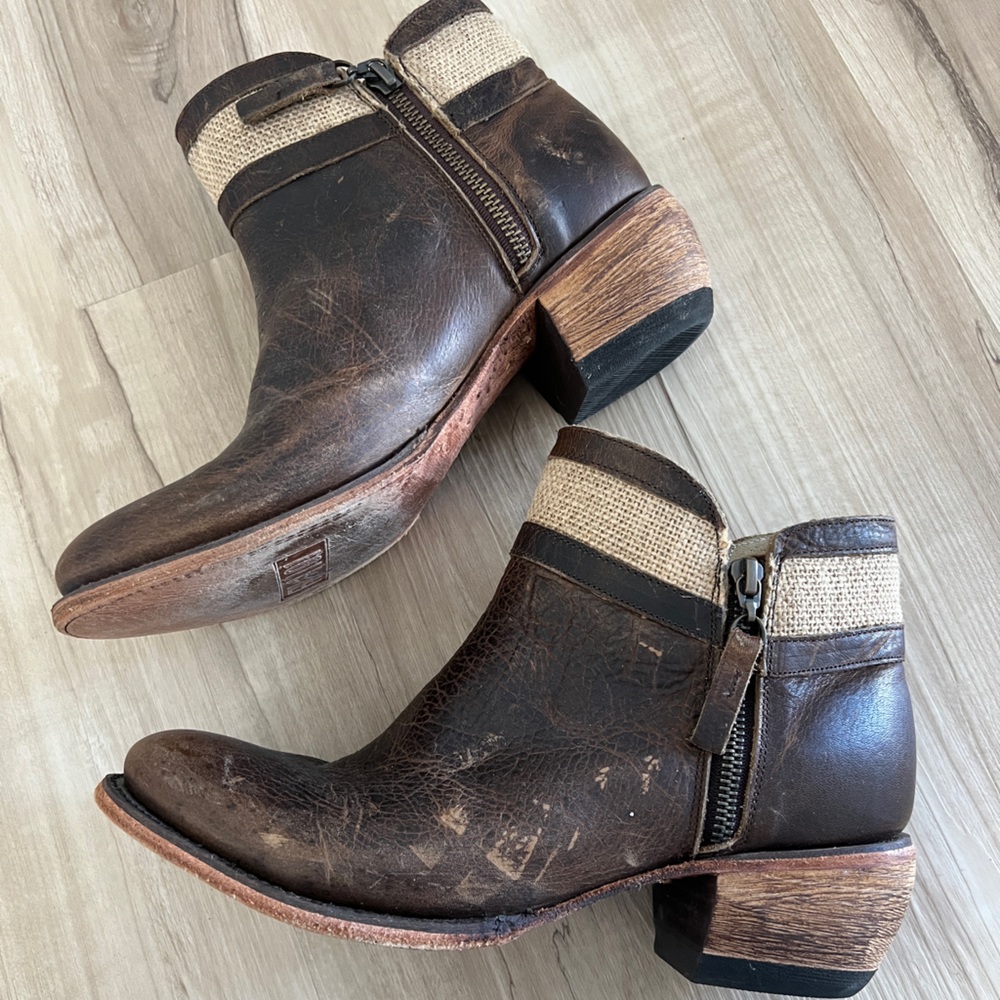 NWOT FM 1101 Bonnie Distressed Brown Leather Short Boots
